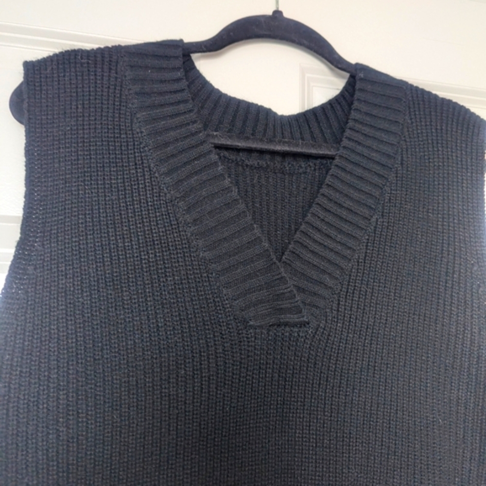 Black Knit Sleeveless Sweater Vest